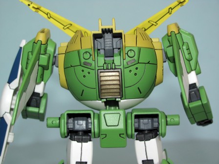 This closeup of the back shows the main "two colour' vent, as well as some smaller vents and the "structure" of the giant headwings. The detail is right on par with HGUC kits.